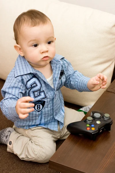 Bebé caucásico y joystick — Foto de Stock
