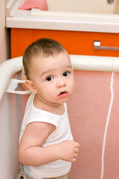 馬術学校でかわいい白人赤ちゃん — ストック写真