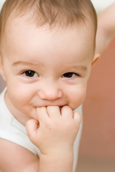 Διασκέδαση Καυκάσιος Μωρό Δάχτυλο Στο Στόμα Του — Φωτογραφία Αρχείου