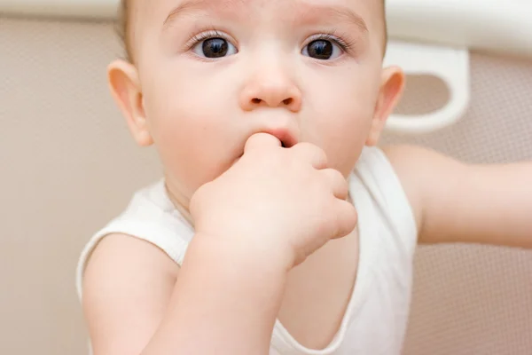 Leuke Kaukasische Baby Met Vinger Zijn Mond — Stockfoto