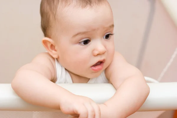 Lindo caucásico bebé en manege — Foto de Stock