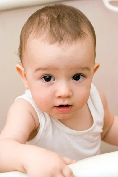 Schattige Kaukasische baby in manege — Stockfoto