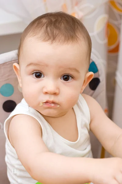 Leuke Kaukasische baby eten kasha — Stockfoto