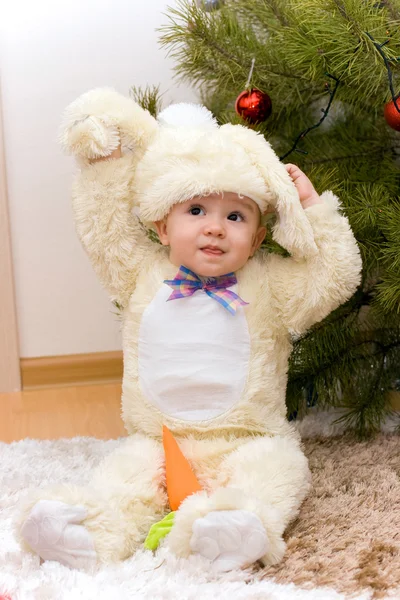 在附近的圣诞树兔服装漂亮白种人婴儿 — 图库照片