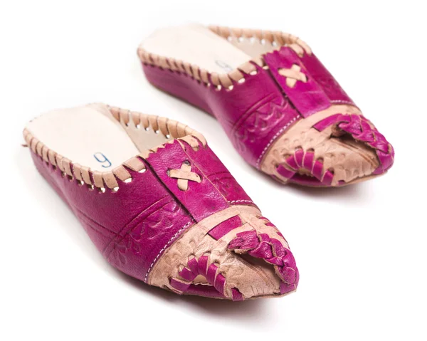 Pantofole arabe isolate su sfondo bianco — Foto Stock