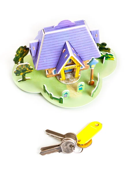 Huis met sleutels geïsoleerd op wit — Stockfoto
