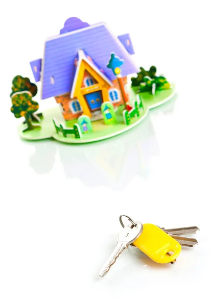 Casa con chiavi isolate su bianco — Foto Stock