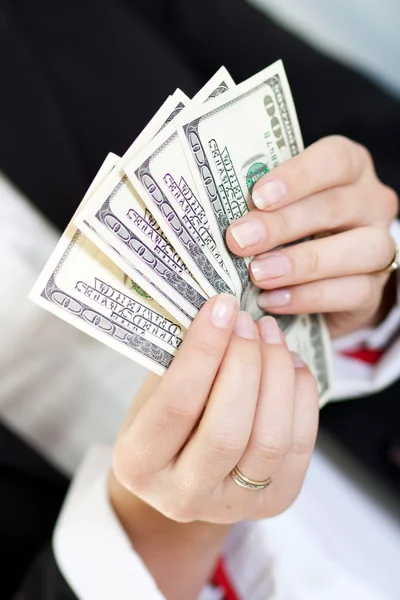 Mujer manos sosteniendo dinero nosotros dólares . —  Fotos de Stock