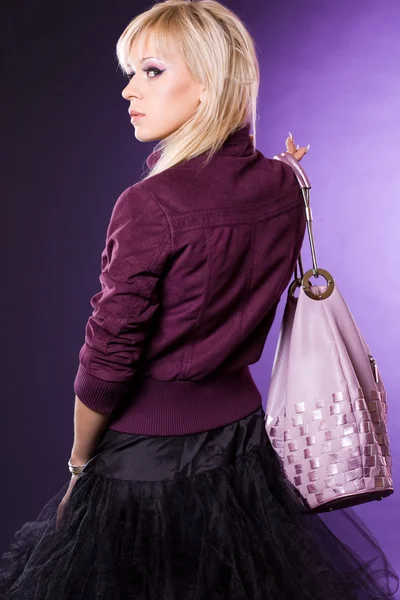 Красива модна жінка з сумкою — стокове фото