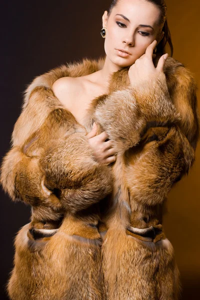 Bella donna in pelliccia — Foto Stock