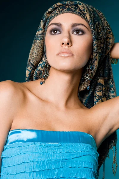 Fashionabla flicka i blå klänning — Stockfoto