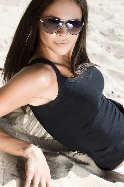 Gyönyörű nő a tengerparton. — Stock Fotó