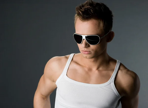 Homem moderno atraente na camisa branca — Fotografia de Stock