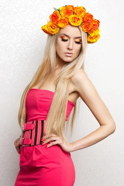 Mulher na moda bonita com rosas — Fotografia de Stock