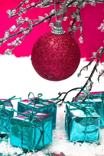 Red Christmas ball and presents on winter tree — Stock Photo, Image