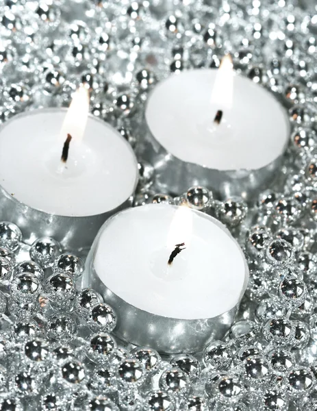 Candele bianche con sfere di decorazione argento — Foto Stock