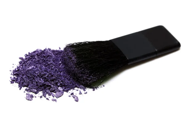 Violetta makeup-ögonskuggor och kosmetisk borste — Stockfoto