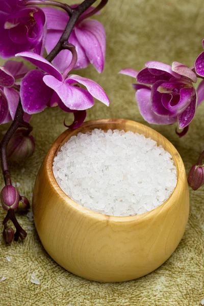 Spa essentials (badsalt i en skål och blommor av orkidéer) — Stockfoto
