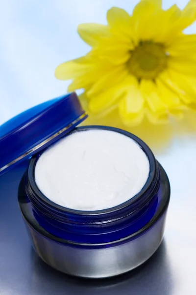 Cosmetic moisturizing cream with chamomile — Stock Photo, Image