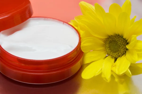 Cosmetic moisturizing cream with flower — Stock Photo, Image