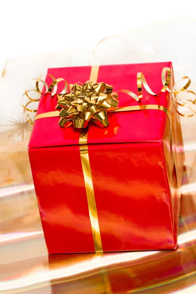 Scatola regalo rossa su sfondo dorato — Foto Stock