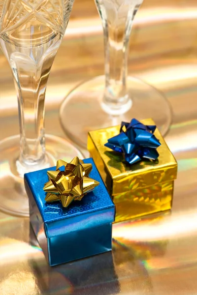 Dárkové krabičky s sklenic šampaňského — Stock fotografie