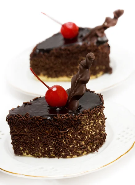 Schokoladenkuchen mit roter Kirsche — Stockfoto