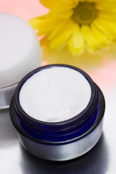 Cosmetic moisturizing cream with chamomiles — Stock Photo, Image