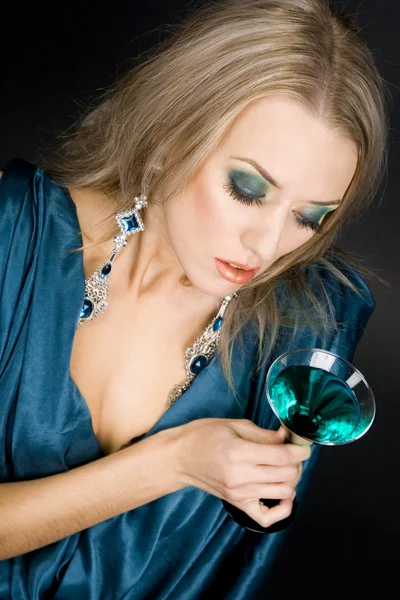 Vacker kvinna med glas cocktail — Stockfoto