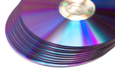 Beyaz arkaplanda izole edilmiş CD ya da DVD romları yığını