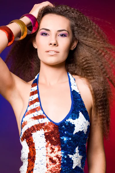 Американська жінка в кольоровому фоні — стокове фото