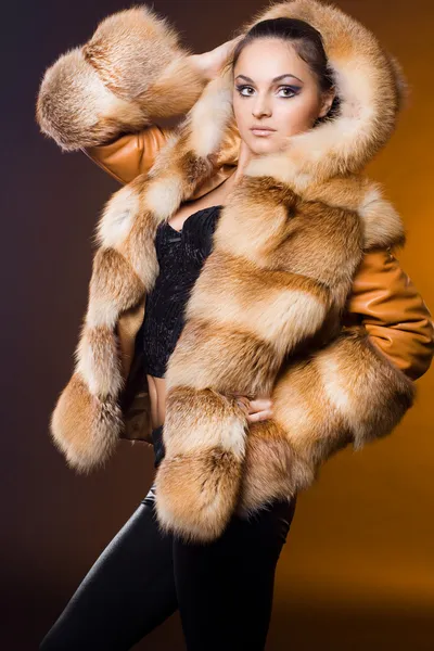모피 코트를 입은 아름다운 여인 — 스톡 사진