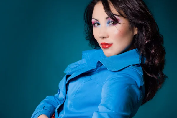 Eleganckie modne kobieta w Błękitnej Kurtki — Zdjęcie stockowe