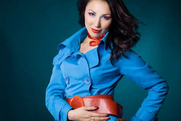 Elegante modieuze vrouw in blauwe jas — Stockfoto