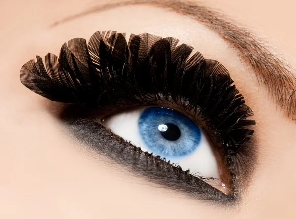 Крупный план красивого женского глаза — стоковое фото