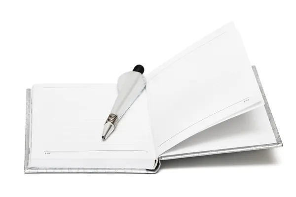 Srebrny długopis z otwartym notebookiem — Zdjęcie stockowe
