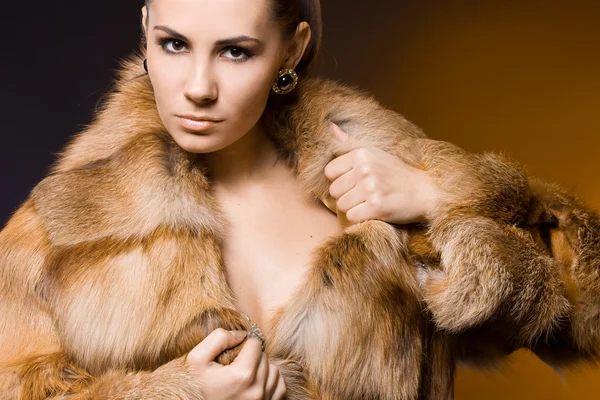 Hermosa mujer en un abrigo de piel — Foto de Stock