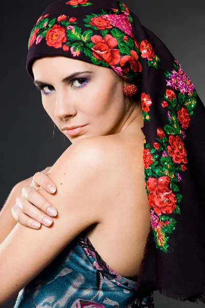 Mode vrouw met zwarte hoofddeksels — Stockfoto