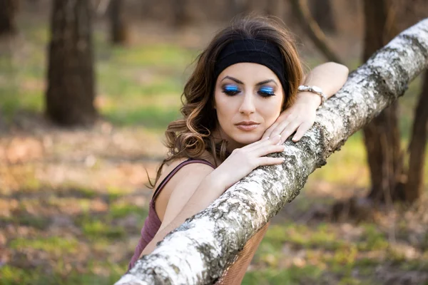 Vacker flicka i en birchwood — Stockfoto