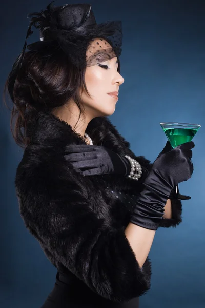 Όμορφη γυναίκα με ένα ποτήρι κοκτέιλ — Φωτογραφία Αρχείου