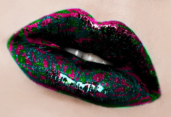 Primer plano de hermosos labios femeninos — Foto de Stock