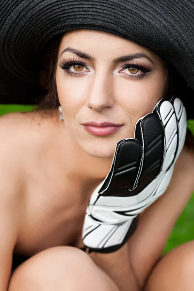 Elegant kvinna med fotbollsmålvakt handske — Stockfoto