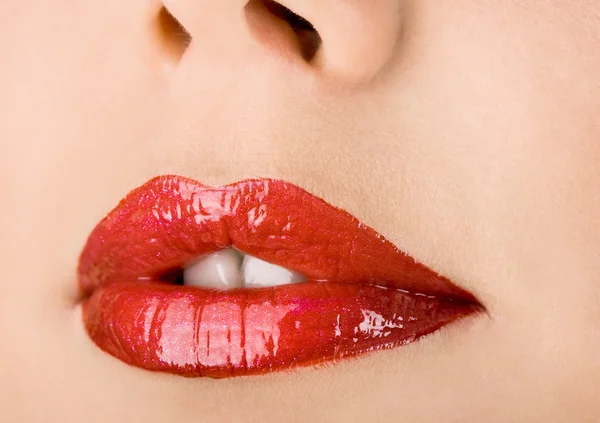 Gros plan de belles lèvres féminines — Photo