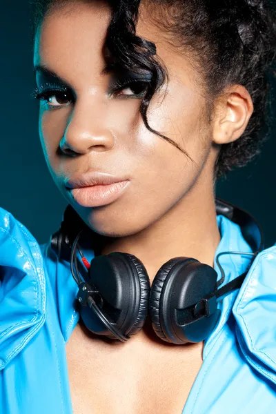 Mulatto girl DJ con cuffie — Foto Stock