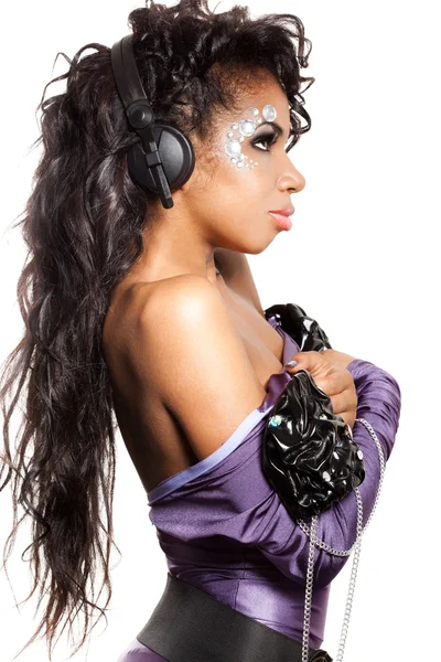 Mulato chica dj escucha música con auriculares — Foto de Stock