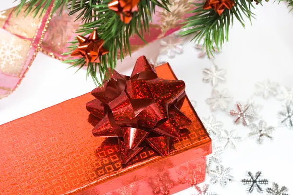Noel ağacı olan kırmızı hediye kutusu — Stok fotoğraf