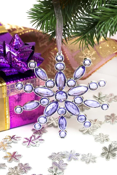 圣诞之星的紫罗兰礼盒 — 图库照片