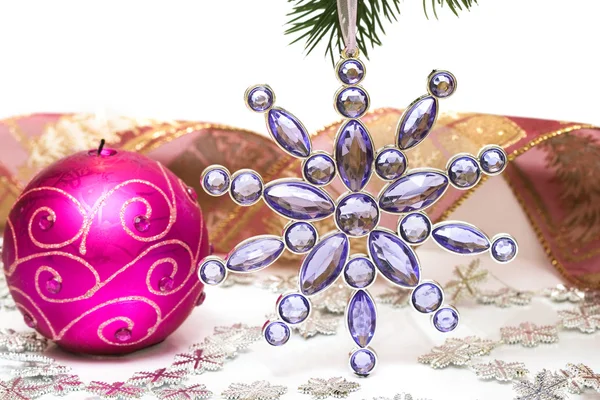 クリスマスの星と紫のキャンドル — ストック写真