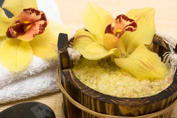Spa essentials (salt for bath, white towel and orchids) — Stock Photo, Image