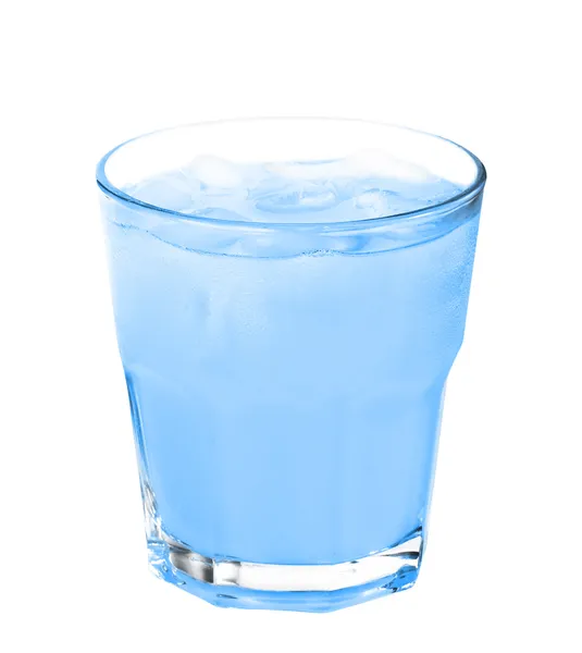 Cocktail com gelo isolado sobre fundo branco — Fotografia de Stock